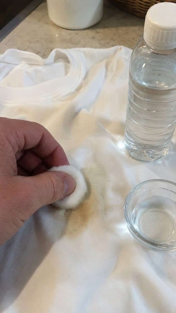 How to Lighten Stubborn Stains on Clothing Using Rubbing Alcohol