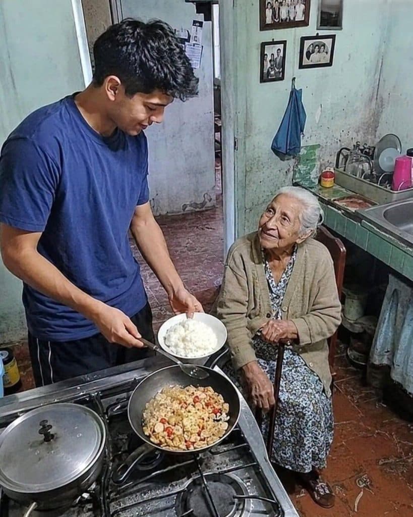 HE CLEANED A F0RG0TTEN OLD WOMAN’S HOUSE FOR MONTH…