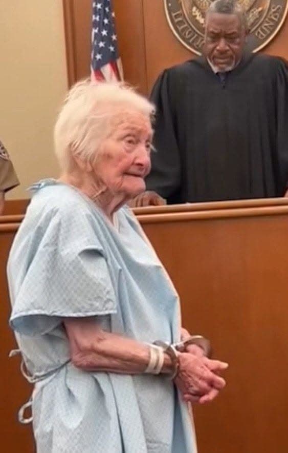 91-Year-Old Woman Arrived in Court in a Hospital Gown for Theft The Judge’s Response Left Everyone Silent