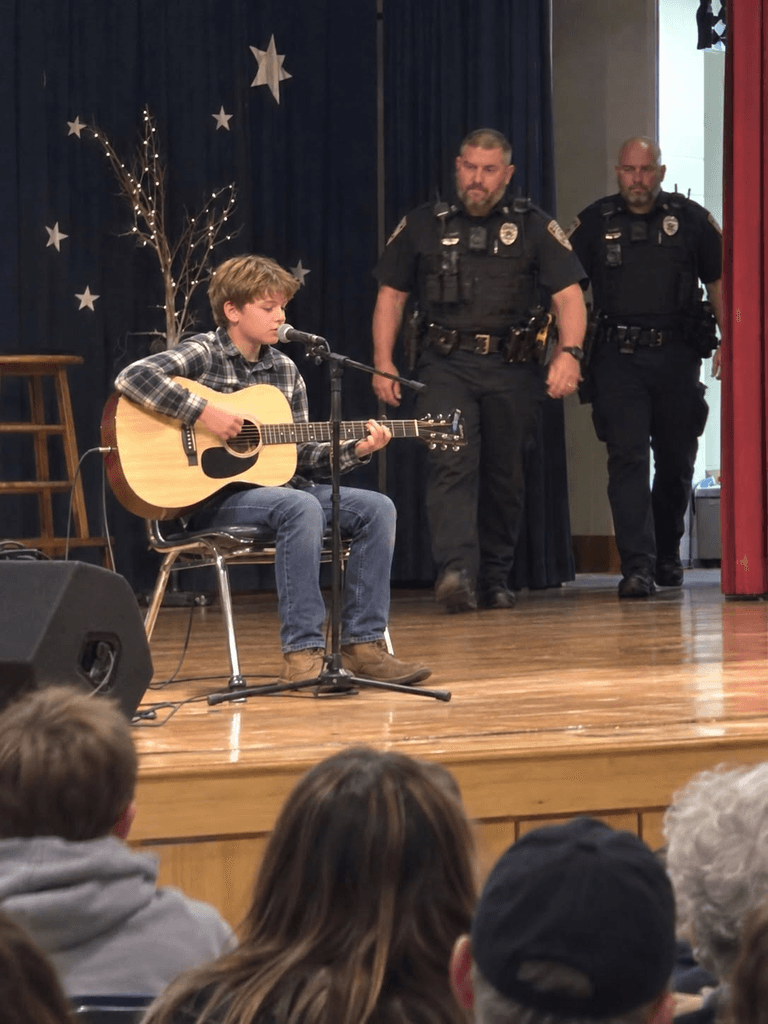 My Son Was in the Middle of His School Performance When Police 0fficers Suddenly Appeared 0n Stage